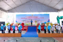 Đại biểu thực hiện nghi thức khởi công xây dựng công trình.