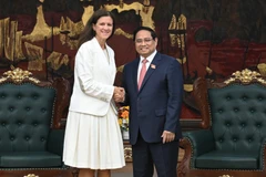 Thủ tướng Phạm Minh Chính và bà Mavi Zingoni, Giám đốc điều hành phụ trách mảng nguồn điện của Công ty GE Vernona (Hoa Kỳ). 