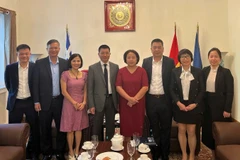 Đoàn công tác của Kho bạc Nhà nước, Bộ Tài chính làm việc với Đại sứ quán Việt Nam tại Hy Lạp. (Ảnh: Đại sứ quán Việt Nam tại Hy Lạp)