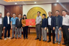 Giám đốc Đại học Quốc gia Hà Nội, Phó Giáo sư, Tiến sĩ Hoàng Minh Sơn trao tặng 1 tỷ đồng hỗ trợ nhân dân tỉnh Đắk Lắk khắc phục hậu quả lũ lụt, với sự chứng kiến của Phó Chủ tịch Thường trực Ủy ban nhân dân tỉnh Hồ Thị Nguyên Thảo.