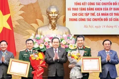 Chủ tịch Quốc hội Trần Thanh Mẫn trao Bằng khen tặng các tập thể có thành tích xuất sắc trong công tác xây dựng và phát triển Quốc hội số. (Ảnh: ĐĂNG ANH)