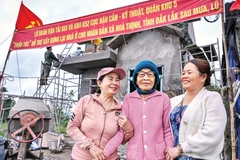 Bà Trần Thị Duyệt (88 tuổi), thôn Phú Hữu, Hòa Thịnh (Đắk Lắk) cùng con gái và con dâu vui mừng đón chờ nhà mới từ "Chiến dịch Quang Trung".