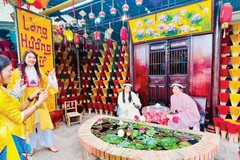 Du khách tham quan, trải nghiệm tại Làng hương Thủy Xuân, Huế. Ảnh: Trang Anh