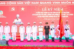 Thừa ủy quyền, Bộ trưởng Lương Tam Quang trao Huân chương Bảo vệ Tổ quốc hạng Nhì tặng Cục Cảnh sát quản lý trại giam, cơ sở giáo dục bắt buộc, trường giáo dưỡng. (Ảnh: https://bocongan.gov.vn/)