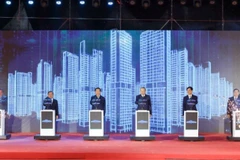 Tổng Bí thư Tô Lâm và các đại biểu thực hiện nghi thức khởi công dự án Khu đô thị đa mục tiêu Bắc Thăng Long Urban City. (Ảnh: QUANG THÁI)