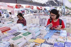 Những ngày hội sách quốc gia luôn thu hút sự quan tâm của giới trẻ. (Ảnh: QUANG VINH)