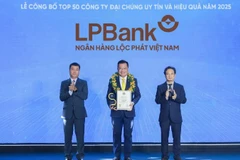 Ông Bùi Thái Hà, Phó Chủ tịch Hội đồng Quản trị LPBank nhận cúp và chứng nhận Top 10 Ngân hàng Thương mại cổ phần uy tín năm 2025 từ Ban Tổ chức.