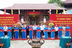 Đại biểu cắt băng khánh thành Không gian văn hóa Hồ Chí Minh tại Địa đạo Củ Chi.