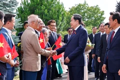 Chủ tịch Quốc hội Trần Thanh Mẫn và Phu nhân gặp gỡ cán bộ, nhân viên Phái đoàn Việt Nam tại Liên hợp quốc và các tổ chức quốc tế tại Geneva, Đại sứ quán và cộng đồng người Việt Nam tại Thụy Sĩ. (Ảnh: TTXVN)