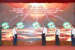 Các đại biểu bấm nút ra mắt Chuyên trang đặc biệt “Lịch sử 80 năm Tòa án nhân dân”, Thi trực tuyến và phát động Cuộc thi “Tìm hiểu lịch sử 80 năm Tòa án nhân dân”. (Ảnh: TH)