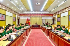 Tập huấn triển khai các bước cho "Đại hội không giấy". (Ảnh: Quân khu 7)
