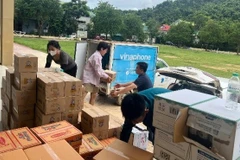 Những chuyến xe phủ màu xanh VNPT ngược dòng lũ hỗ trợ vận chuyển hàng cứu trợ, nước sạch, nhu yếu phẩm đến bà con gặp khó khăn.