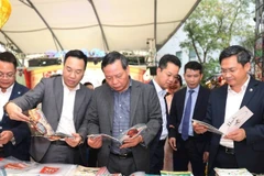 Lãnh đạo thành phố Hà Nội và Cục Xuất bản, In và Phát hành tham dự một hội chợ sách Hà Nội.