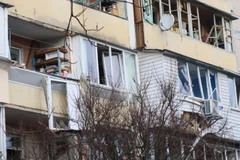 Một tòa nhà bị phá hủy trong một vụ tấn công tên lửa ở Kiev, Ukraine. (Ảnh: TÂN HOA XÃ)