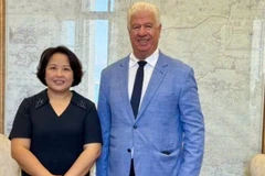Đại sứ Việt Nam tại Hy Lạp Phạm Thị Thu Hương và ông Yianis Trepeklis, Thống đốc vùng quần đảo Ionian. (Ảnh: Đại sứ quán Việt Nam tại Hy Lạp)
