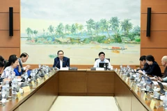 Quốc hội thảo luận ở tổ về dự án Luật Quản lý nợ công (sửa đổi). (Ảnh: DUY LINH)