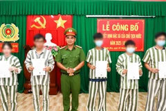 Công an thành phố Cần thơ trao quyết định đặc xá dịp 2/9.