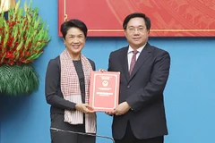 Chủ tịch Ủy ban nhân dân tỉnh Phú Thọ Trần Duy Đông trao quyết định chủ trương đầu tư cho Tập đoàn Amata.