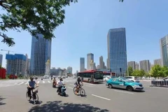 Người dân di chuyển dưới nắng nóng ở thành phố Thiên Tân, Trung Quốc. (Ảnh: HỒ QUÂN)