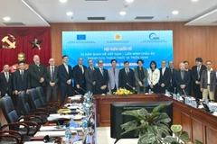 Các đại biểu tham dự hội thảo cùng chụp ảnh lưu niệm. (Ảnh: KHÁNH LINH)