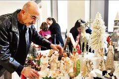 Người dân mua sắm tại một khu chợ Giáng sinh ở Damascus, Syria. (Ảnh: TÂN HOA XÃ)