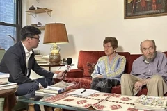 Bà Cora và ông Peter Weiss trả lời phỏng vấn báo chí Việt Nam, tháng 1/2023. (Ảnh: TTXVN)