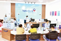 Khách hàng giao dịch tại VietinBank.