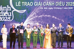 Đại diện ê-kíp làm phim “Mưa đỏ” nhận giải Cánh diều vàng. (Ảnh: MINH PHƯƠNG)