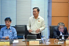 Đại biểu Quốc hội thảo luận ở tổ về dự án Luật sửa đổi, bổ sung một số điều của Luật Công nghiệp quốc phòng, an ninh và động viên công nghiệp. (Ảnh: THỦY NGUYÊN)