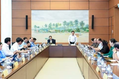 Đại biểu Quốc hội thảo luận tại tổ về Luật Viên chức (sửa đổi). (Ảnh: DUY LINH)