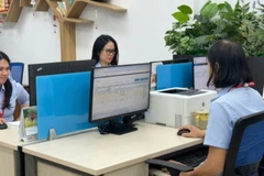 Cán bộ tư pháp làm thủ tục trực tuyến cho người dân. (Ảnh: TL)
