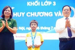 Ban tổ chức trao giải và giấy chứng nhận cho các thí sinh.