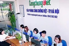 Người dân làm thủ tục công chứng tại Văn phòng Công chứng Việt, thành phố Hà Nội. (Ảnh: THU HẰNG).