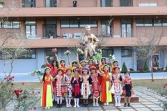 Niềm vui của học sinh là con em đồng bào các dân tộc thiểu số khi được học tập trong Trường liên cấp Si Pa Phìn - nơi có một món quà "đặc biệt" được gửi tặng. (Ảnh: LÊ LAN)