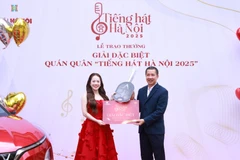 Tổng Giám đốc Đài Phát thanh và Truyền hình Hà Nội Nguyễn Kim Khiêm trao tặng giải thưởng đặc biệt đến Quán quân "Tiếng hát Hà Nội 2025" Đào Lê Phương Chi.