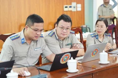 Cán bộ thi hành án dân sự trao đổi nghiệp vụ. (Ảnh tư liệu)