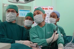 Các bác sĩ đang nội soi tán sỏi niệu quản bằng laser cho bệnh nhân N.M.H tại Bệnh viện đa khoa Vũng Tàu