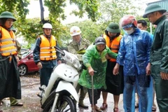 Sáng 25/8, những hộ dân cuối cùng ở trong vùng nguy hiểm trên địa bàn xã Diễn Châu đã được sơ tán đến nơi an toàn.