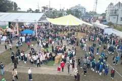 Hội thi "Hoa hậu Bò sữa Mộc Châu năm 2026" thu hút hàng nghìn du khách và người dân tham dự.