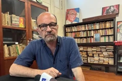 Ông Marcelo Rodriguez, Trưởng Ban Đối ngoại Trung ương Đảng Cộng sản Argentina trả lời phỏng vấn phóng viên TTXVN tại Buenos Aires. (Ảnh: TTXVN)