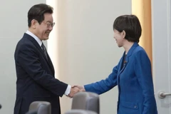 Tổng thống Hàn Quốc Lee Jae Myung và Thủ tướng Nhật Bản Sanae Takaichi tại cuộc gặp ở Gyeongju, tỉnh Bắc Gyeongsang (Hàn Quốc), ngày 30/10/2025. (Ảnh: Yonhap/TTXVN)