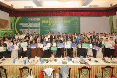 Các dự án đạt giải tại Cuộc thi Dự án Khởi nghiệp xanh năm 2025 chụp ảnh lưu niệm. (Ảnh: CAO TÂN)