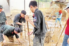 Lực lượng công an, giáo viên và người dân dọn bùn đất sau lũ tại một điểm trường mầm non vùng cao tỉnh Tuyên Quang.