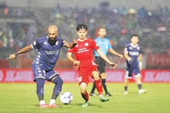 Hải Phòng (áo sẫm màu) vượt lên tốp ba với chiến thắng 2-1 trước Công an TP Hồ Chí Minh. (Ảnh: CÔNG AN THÀNH PHỐ HỒ CHÍ MINH)