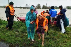 Ban Chỉ huy Phòng thủ Khu vực 6-An Nhơn Đông, tỉnh Gia Lai, tổ chức sơ tán, di dời người dân đến nơi an toàn.