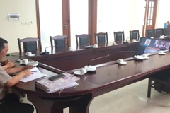 Chấp hành viên Cục Thi hành án dân sự thành phố Hải Phòng làm việc với các bên liên quan để thi hành án theo phương thức trực tuyến. (Ảnh: THU HẰNG)