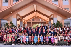 Tổng Bí thư Tô Lâm, các đồng chí lãnh đạo Đảng, Nhà nước và các cháu học sinh tại Lễ khánh thành Trường phổ thông nội trú liên cấp tiểu học và trung học cơ sở xã Si Pa Phìn, tỉnh Điện Biên. (Ảnh: THÀNH ĐẠT)