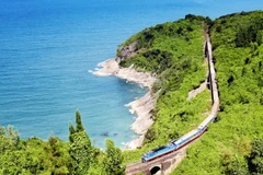 Tàu Thống Nhất chạy qua đèo Hải Vân nằm giữa Huế và Đà Nẵng. (Ảnh: Lonely Planet)