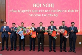 Đồng chí Trần Tiến Dũng, Bí thư Tỉnh ủy Điện Biên trao quyết định điều động, phân công nhiệm vụ cho 4 đồng chí.