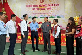 Đồng chí Đặng Thành Huy (thứ 3 từ trái sang), Bí thư Đảng ủy xã Sín Thầu, tỉnh Điện Biên động viên bà con nhân dân các bản tích cực tham gia các buổi tuyên truyền, phổ biến pháp luật và tích cực tham gia bảo vệ đường biên mốc giới.